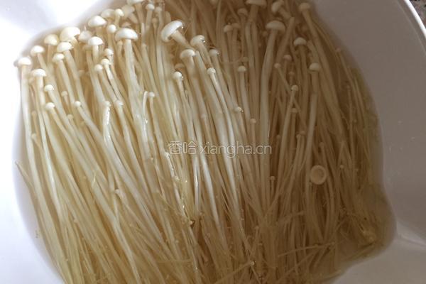 黄花拌金针菇的做法图解2