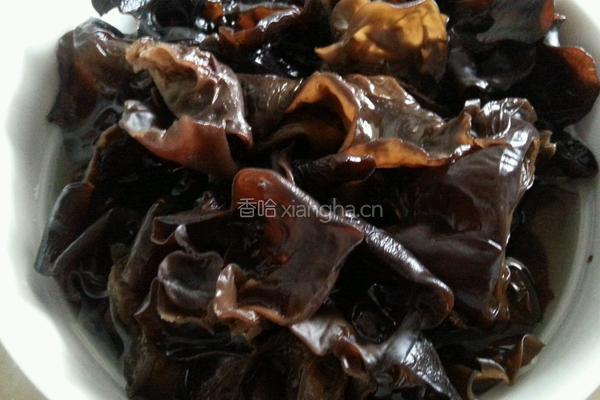 凉拌木耳粉丝胡萝卜的做法图解1