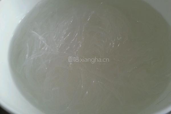 凉拌木耳粉丝胡萝卜的做法图解2