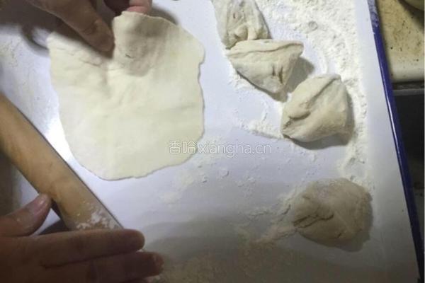 韭菜盒子的做法图解1