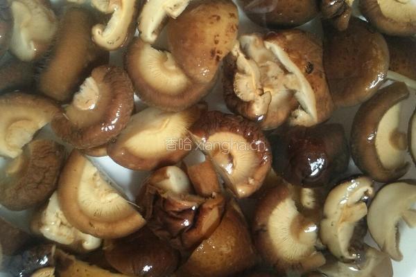 香菇蒸鸡的做法图解2