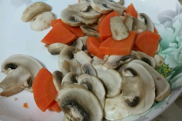 番茄酱口蘑白菜烧豆腐的做法图解2