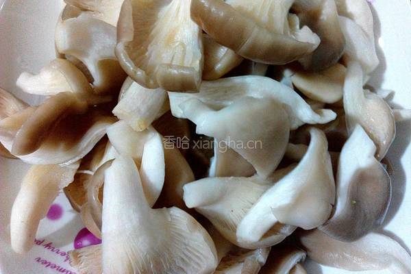 平菇炒西兰花的做法图解2