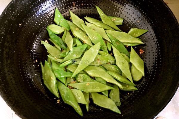 腊肠炒扁豆的做法图解4