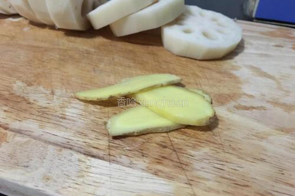 莲藕排骨汤的做法图解3