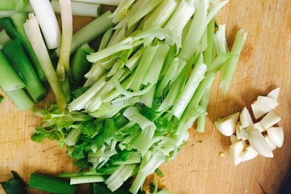 酸菜鱼的做法图解2