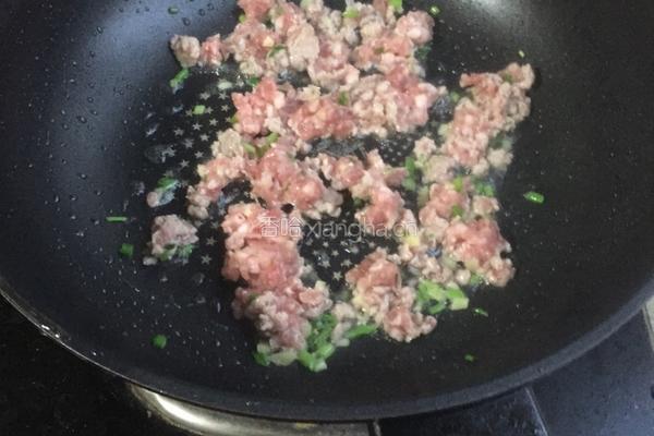 肉沫蚕豆鲜香蝴蝶面的做法图解4