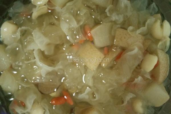 银耳雪梨莲子糖水的做法图解5
