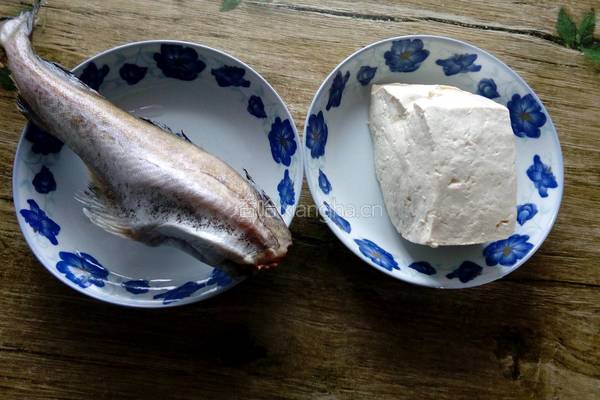 砂锅鳕鱼豆腐汤的做法图解1