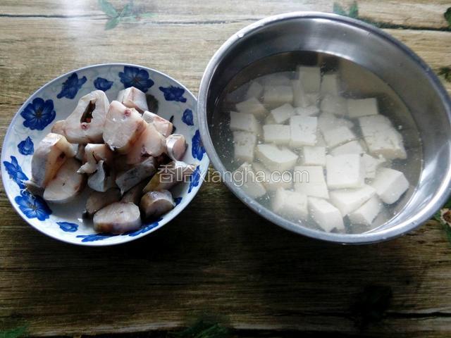 鳕鱼、豆腐分别切块，将豆腐用盐水浸泡一会儿
