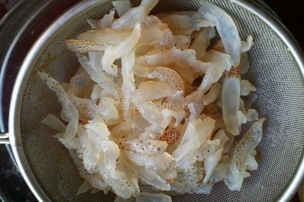 凉拌海蜇丝的做法图解1