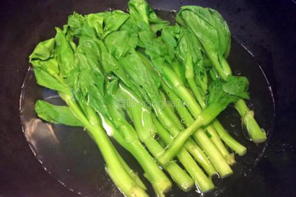 白灼菜心的做法图解1
