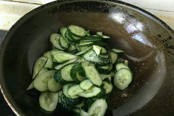 酥肉黄瓜芨菜汤的做法图解6