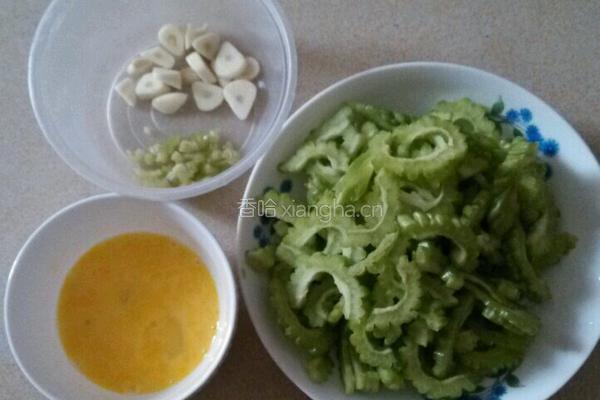 苦瓜炒蛋的做法图解1