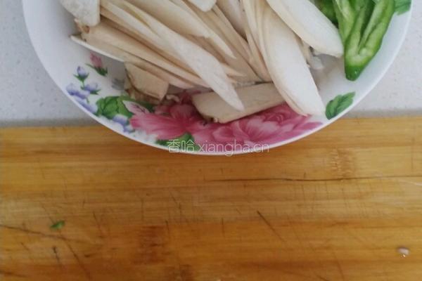 杏鲍菇炒尖椒的做法图解1