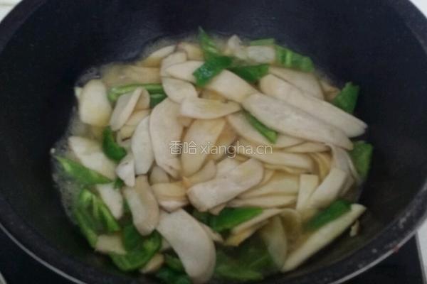 杏鲍菇炒尖椒的做法图解3