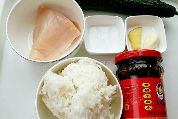 老干妈鸡丁炒饭的做法图解1