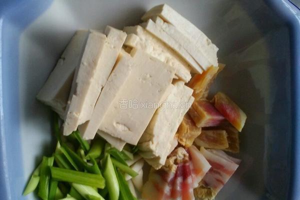 蒜香腊肉豆腐的做法图解1
