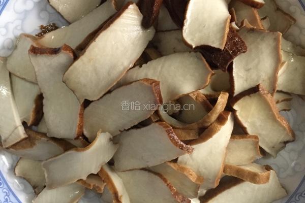 烟熏干炒芹菜的做法图解1