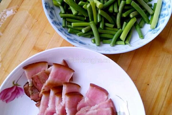 腊肉炒蒜台的做法图解2