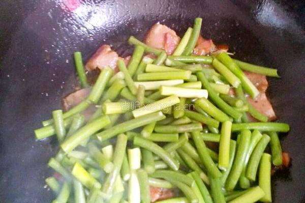 腊肉炒蒜台的做法图解3