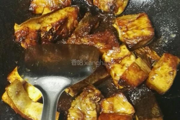 蒜爆腊鱼块的做法图解2