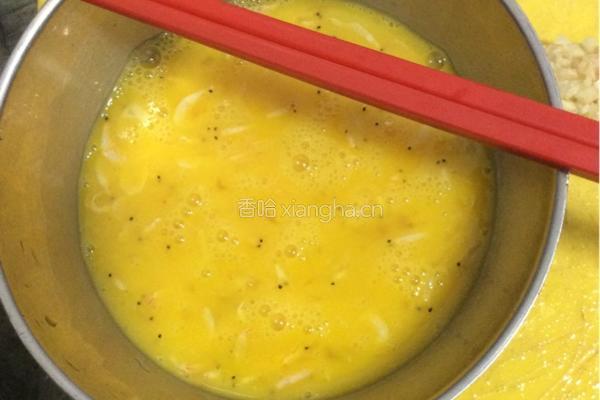 虾皮鸡蛋煎的做法图解1