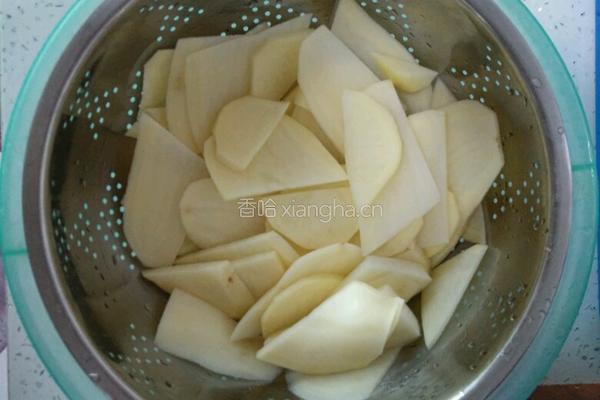 干锅香辣土豆片的做法图解1