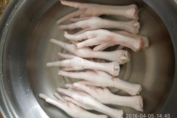 麻辣卤鸡脚的做法图解1