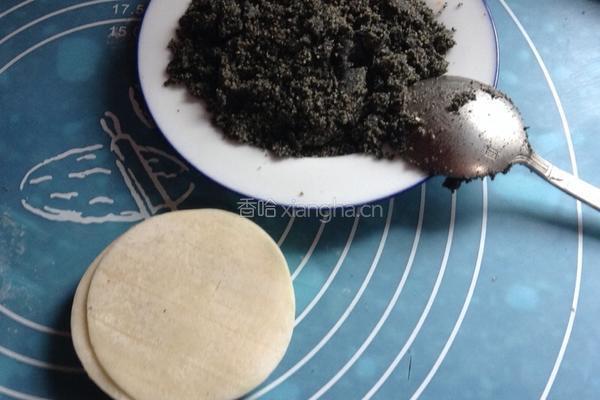 饺子皮芝麻卷的做法图解3