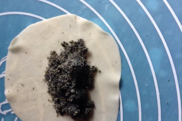 饺子皮芝麻卷的做法图解4