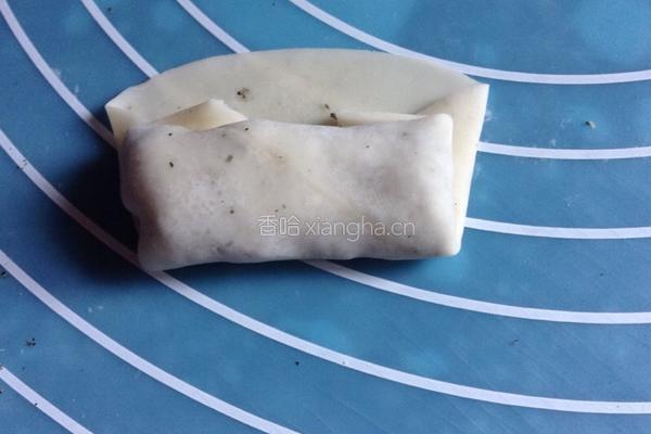 饺子皮芝麻卷的做法图解6