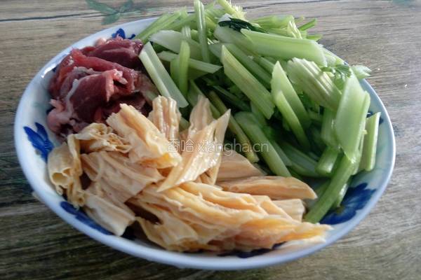 腐竹芹菜炒肉的做法图解1