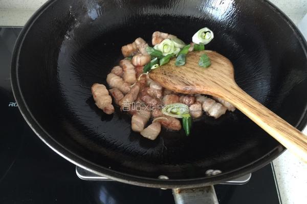 五花肉焖饭的做法图解3