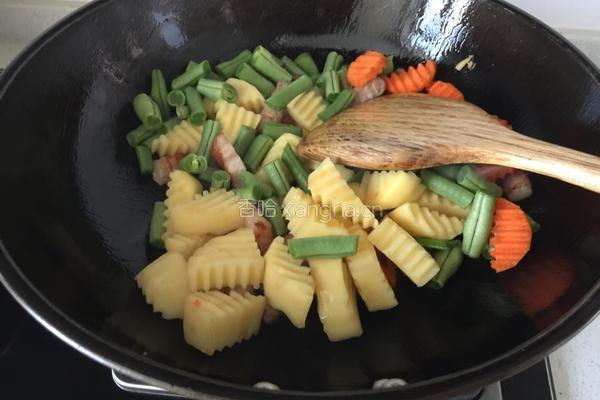 五花肉焖饭的做法图解4