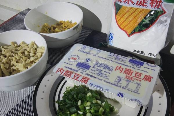 蟹黄豆腐的做法图解1