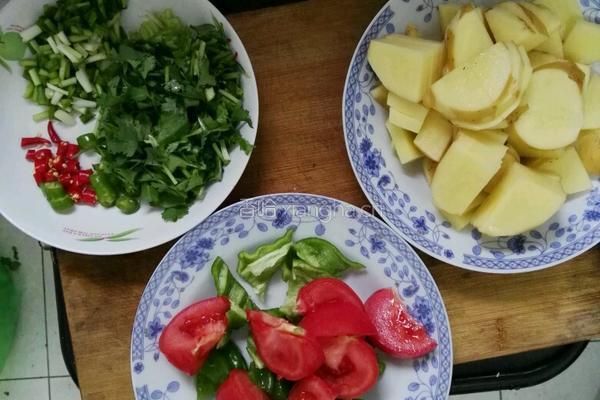 番茄土豆家常菜的做法图解1