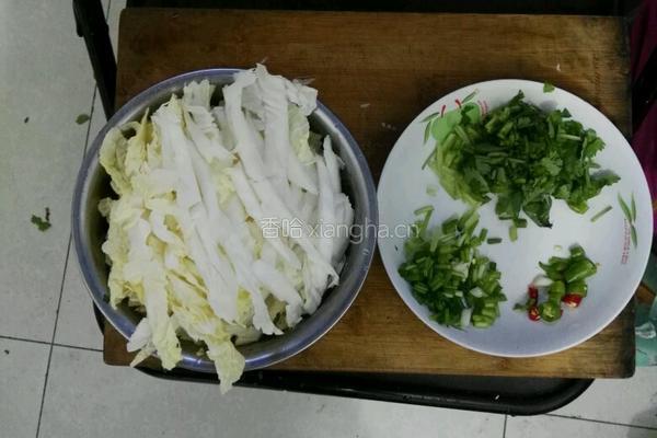 酸辣养颜白菜的做法图解1