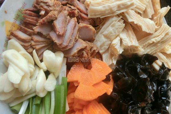 家常腐竹小炒肉的做法图解1