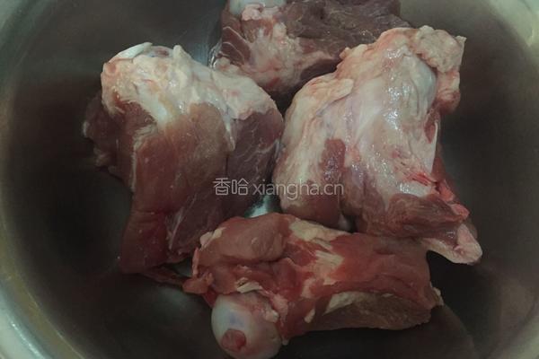 酸菜炖大骨头的做法图解1