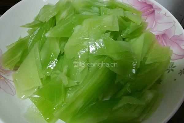 凉拌莴笋木耳的做法图解2