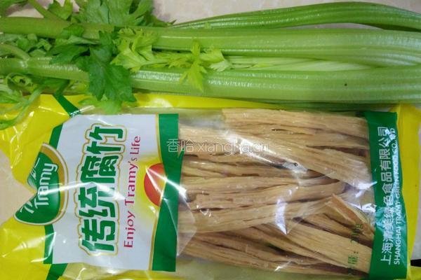 西芹炒腐竹的做法图解1