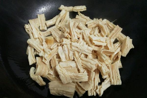 西芹炒腐竹的做法图解4