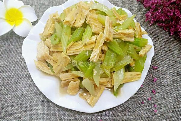 西芹炒腐竹的做法图解9