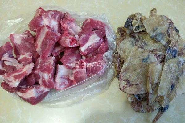墨鱼干烧排骨的做法图解1