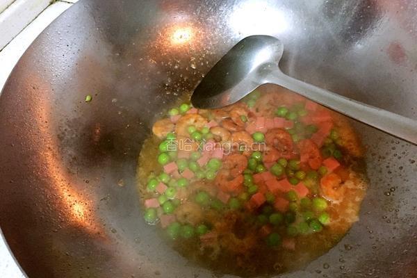 虾仁豌豆粒炒饭的做法图解5