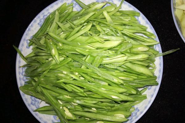 四季豆炒腊肉的做法图解1