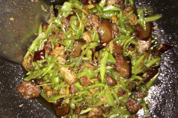 四季豆炒腊肉的做法图解7