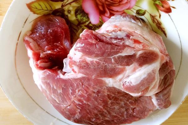 梅花肉烧蒜苔粉条的做法图解1