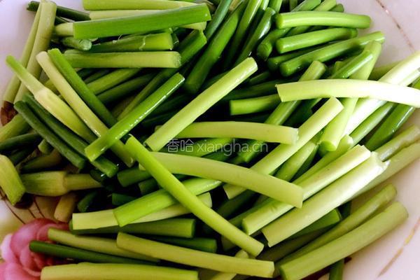 梅花肉烧蒜苔粉条的做法图解2